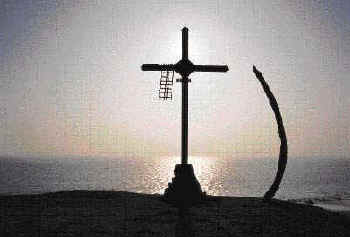 Una cruz y una costilla de ballena (la otra fue robada) sealan la Punta de Carhuas.