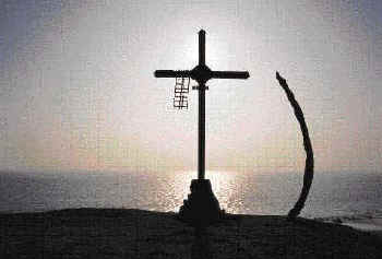 A cross and one whale rib (the other one was stolen) mark the heights of Punta Carhuas. 