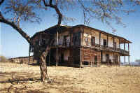 La vieja casona de la hacienda El Limn, en el valle del rio Tumbes, se mantene terca ante el paso de loas aos.