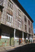 A central Tumbes street with houses made of adobe and guayacan wood.