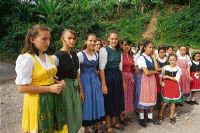 Nias con alegres y coloridas vestidos, a la usanza Tirolese.