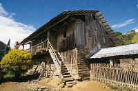 Tipica casa posuzina, con influencia de arquitectura alemana: Techos altas y a dos aquas cubiertos con tejas de madera, y reemplazadao hoy, por planchas de zinc.