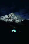 Iluminados por la luna llena en el campo base del nevado Annapurna (8,091 m.s.n.m.)  Ernesto Mlaga